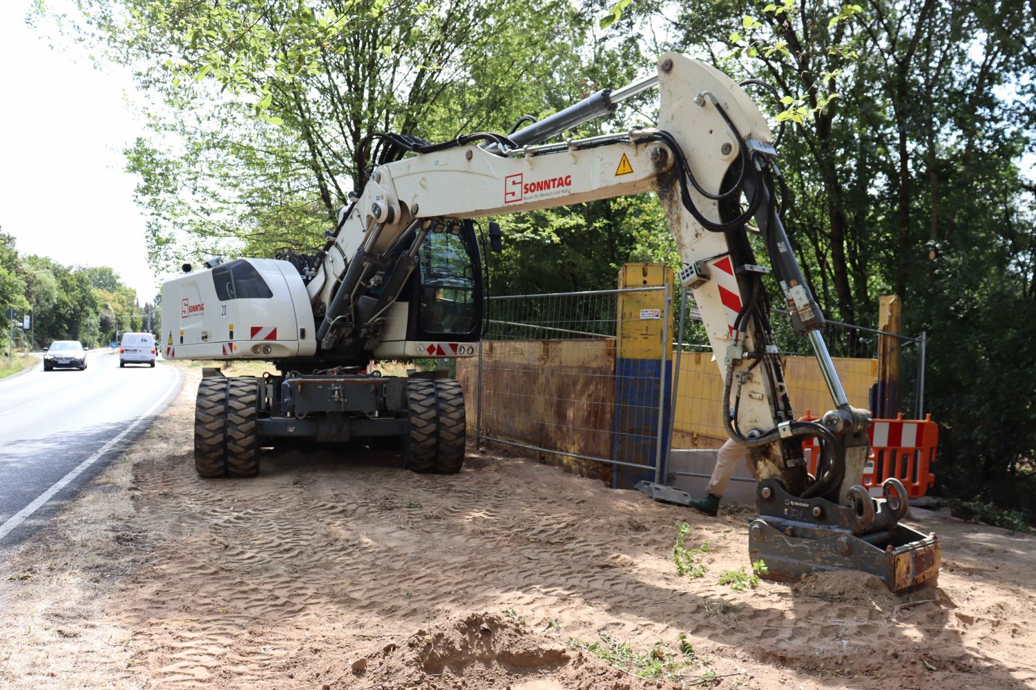 In Dörnigheim haben bereits die vorbereitenden Arbeiten für die Verlegung einer neuen Druckleitung begonnen, um ab 2025 das Abwasser aus Bischofsheim in die Hanauer Kläranlage zu leiten.