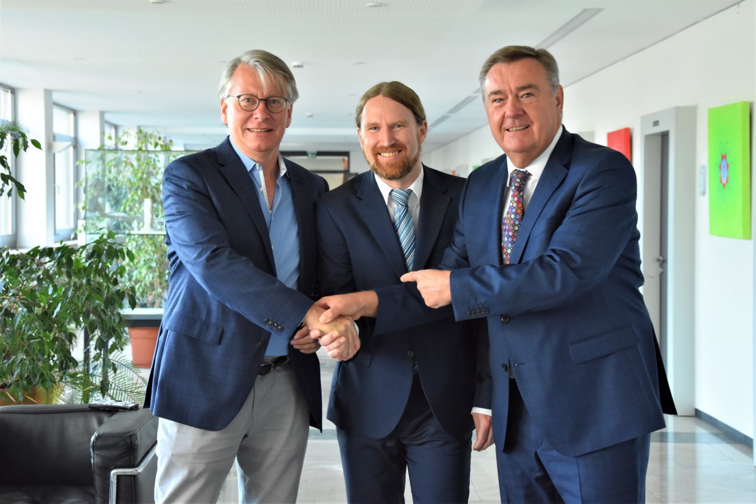 Der zukünftige Chef der Städtischen Museen Dr. Markus Häfner (Mitte) wurde von Oberbürgermeister Claus Kaminsky (rechts) und Martin Hoppe, Fachbereichsleiter Kultur, Stadtidentität und Internationale Beziehungen (links), im Rathaus empfangen.