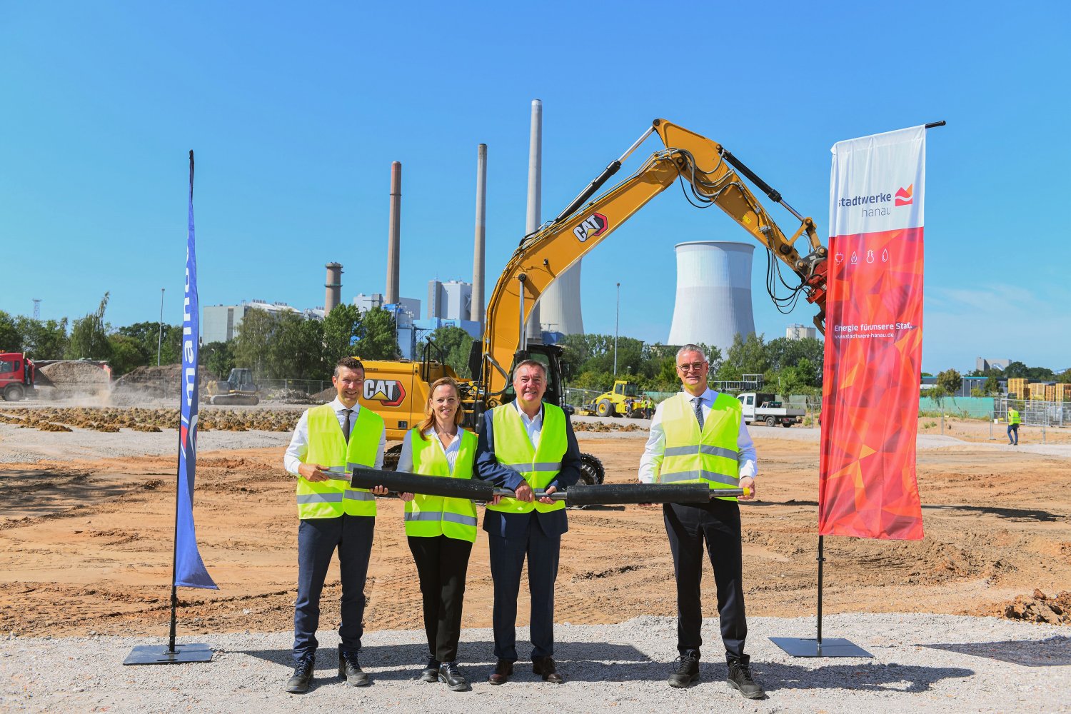 Dr. Constantin H. Alsheimer (Vorstandsvorsitzender der Mainova AG), Hanaus Oberbürgermeister Claus Kaminsky, Martina Butz, Geschäftsführerin der Stadtwerke Hanau GmbH und Mainova-Vorstand Martin Giehl (v.re.).