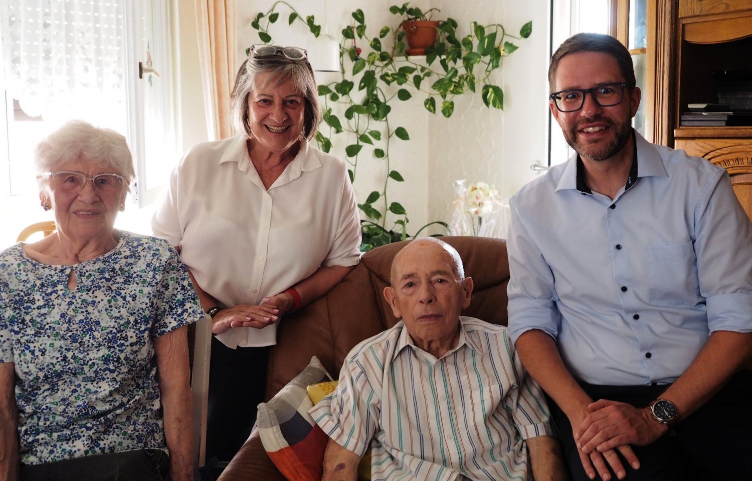 Landrat Thorsten Stolz (rechts) und Gerlinde Scheuermann (links), Seniorenbeauftragte der Stadt Gelnhausen, gratulierten Magdalena und Walter Wagner zur Eisernen Hochzeit.  
