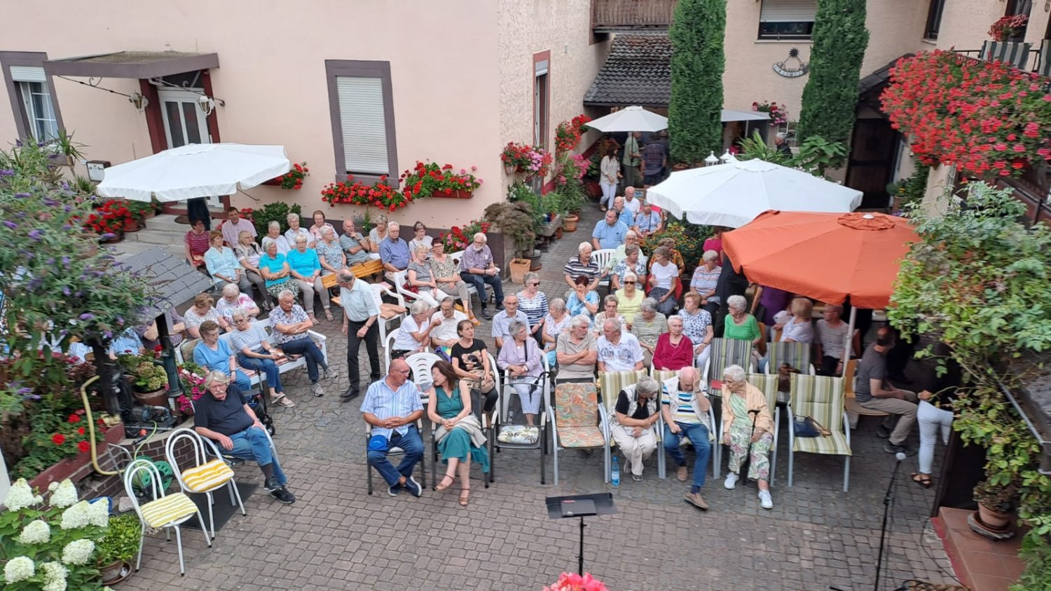 Auf dem Anwesen in der Großauheimer Wiesenstraße, wo sich zwischen den Häusern ein liebevoll gestalteter Innenhof befindet, war einmal mehr Musik angesagt.