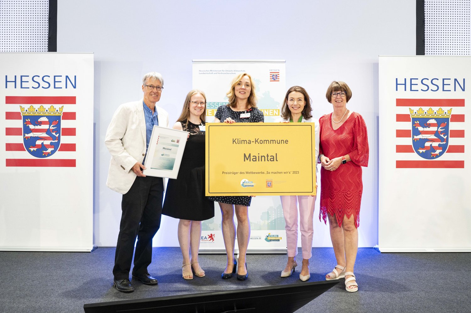 Die Auszeichnung durch Hessens Umweltministerin Priska Hinz (rechts) nahmen Bürgermeisterin Monika Böttcher, Nina Stiehr & Tamara Sievers vom städtischen Klimamanagement mit Jochen Pfeifer vom Fachdienst Stadtentwicklung & Stadtplanung entgegen.