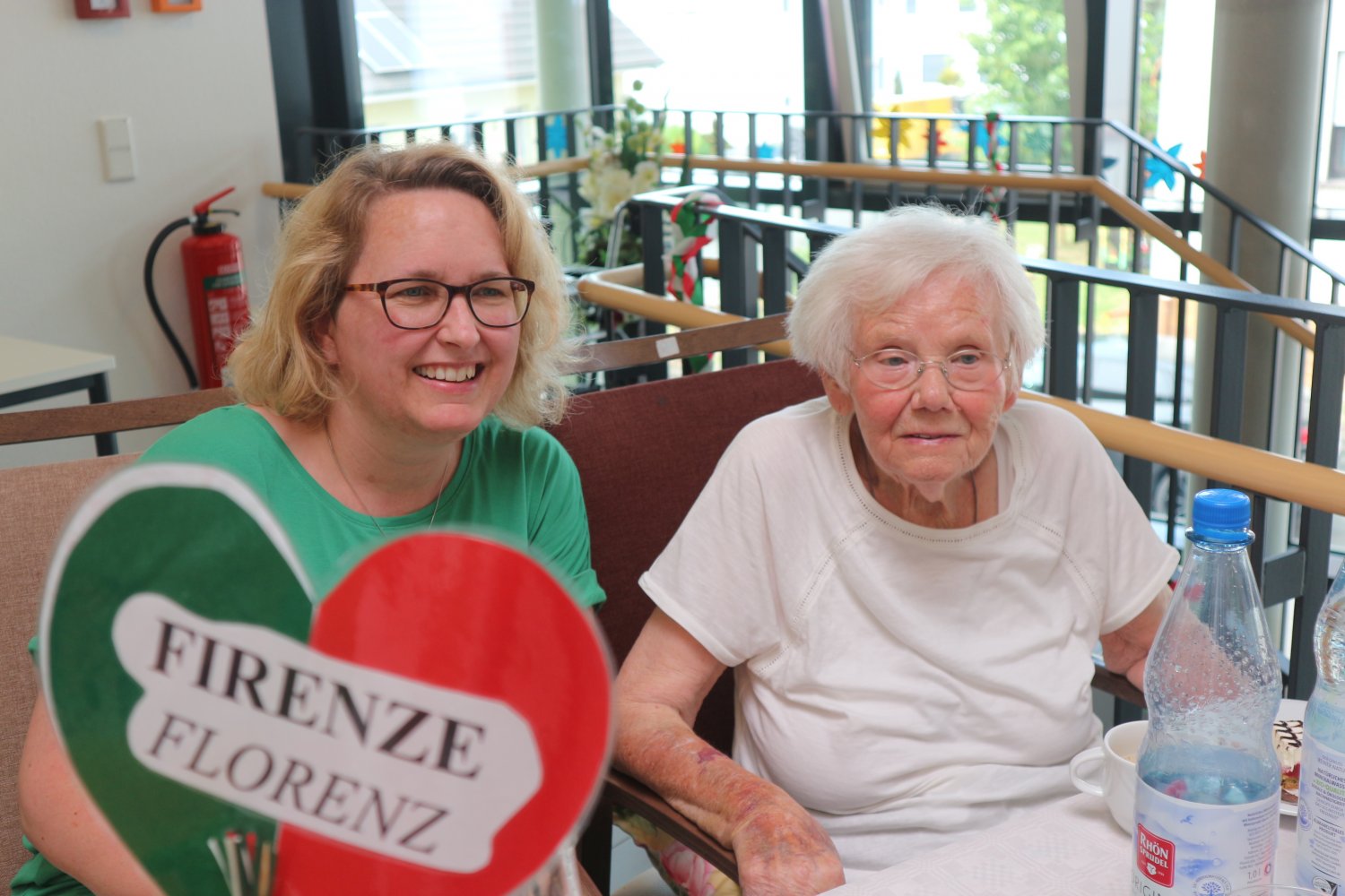 v.l.n.r.: Daniela Dietzel (Angehörige /Enkelin) und Erna Dietzel (Bewohnerin) genießen die lockere Stimmung auf dem Sommerfest der Senioren-Dependance Limeshain.