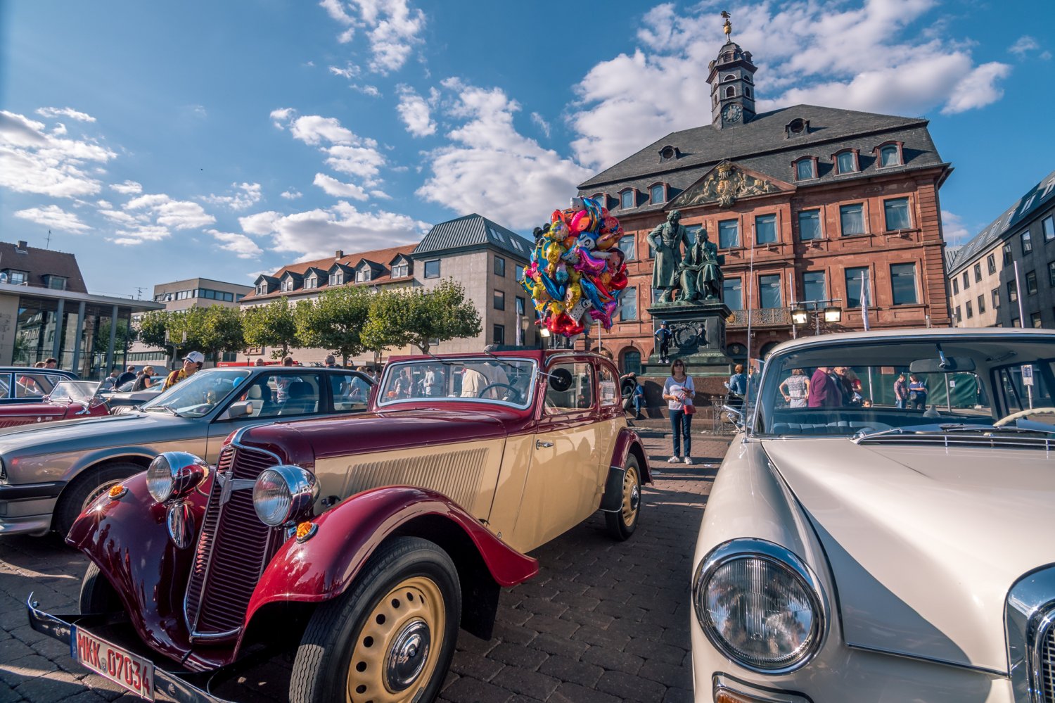 Ganz andere Töne, nämlich satten Motorensound, gibt es am Samstag auf dem Marktplatz zu hören. Hier präsentieren ab 16 Uhr die Mitglieder des Oldtimer & Motorsport-Vereins Freigericht ihre historischen Schmuckstücke.