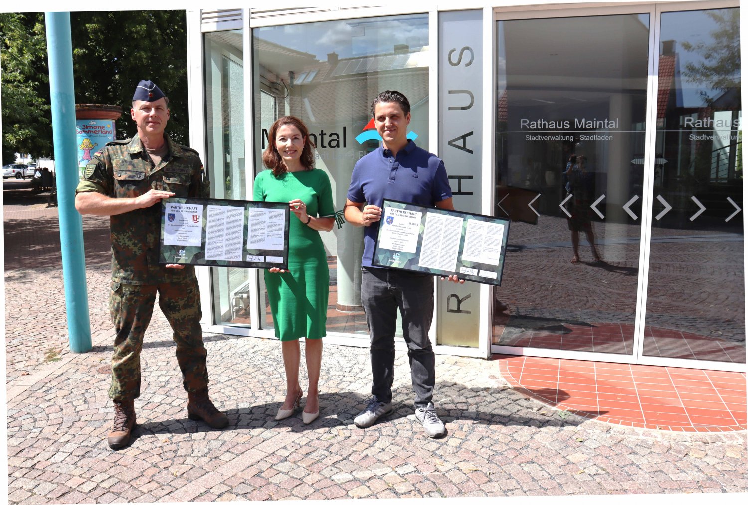 Bürgermeisterin Monika Böttcher und Johannes Seibels von Dr. Höhl’s unterzeichneten die Partnerschaftsurkunde. Oberstleutnant Alexander Bernstorff übergab die Urkunde.