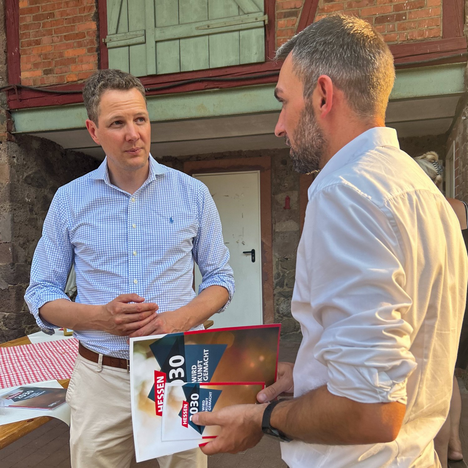 SPD-Landtagsabgeordneter Christoph Degen im Austausch mit Vereinsvertretern.