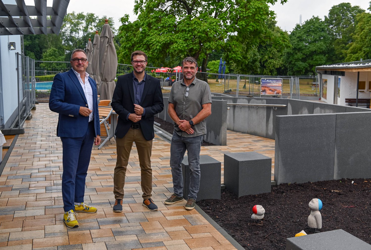 Inspizierten das fertiggestellte Lindenau-Freibad (von links): Architekt Matthias Marhöfer, Bürgermeister Dr. Maximilian Bieri, und Uwe Weier, Geschäftsführer der Hanauer Bäder GmbH.
