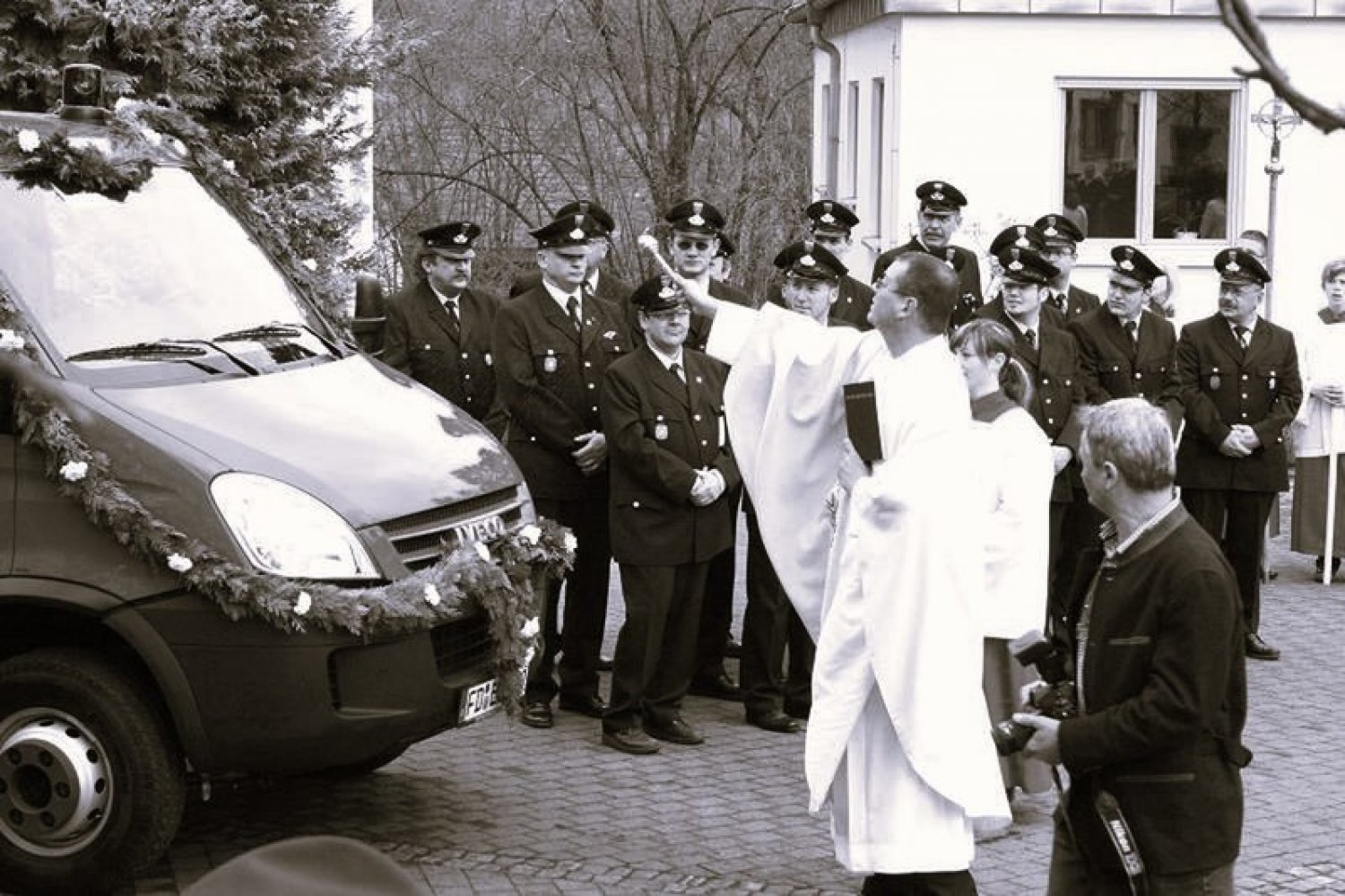 Pfarrer Herbert Schrimpf bei der Segnung eines neuen Fahrzeugs der Feuerwehr Michelsrombach.    