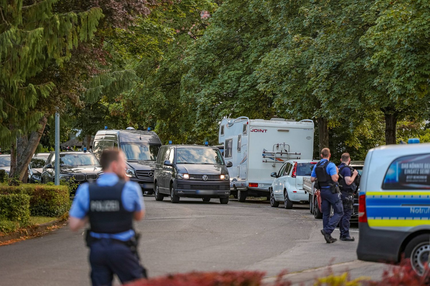 Am Mittwochabend kam es gegen 18 Uhr in der Humboldtstraße in Großkrotzenburg zu einem polizeilichen Einsatz mit Spezialeinsatzkräften.