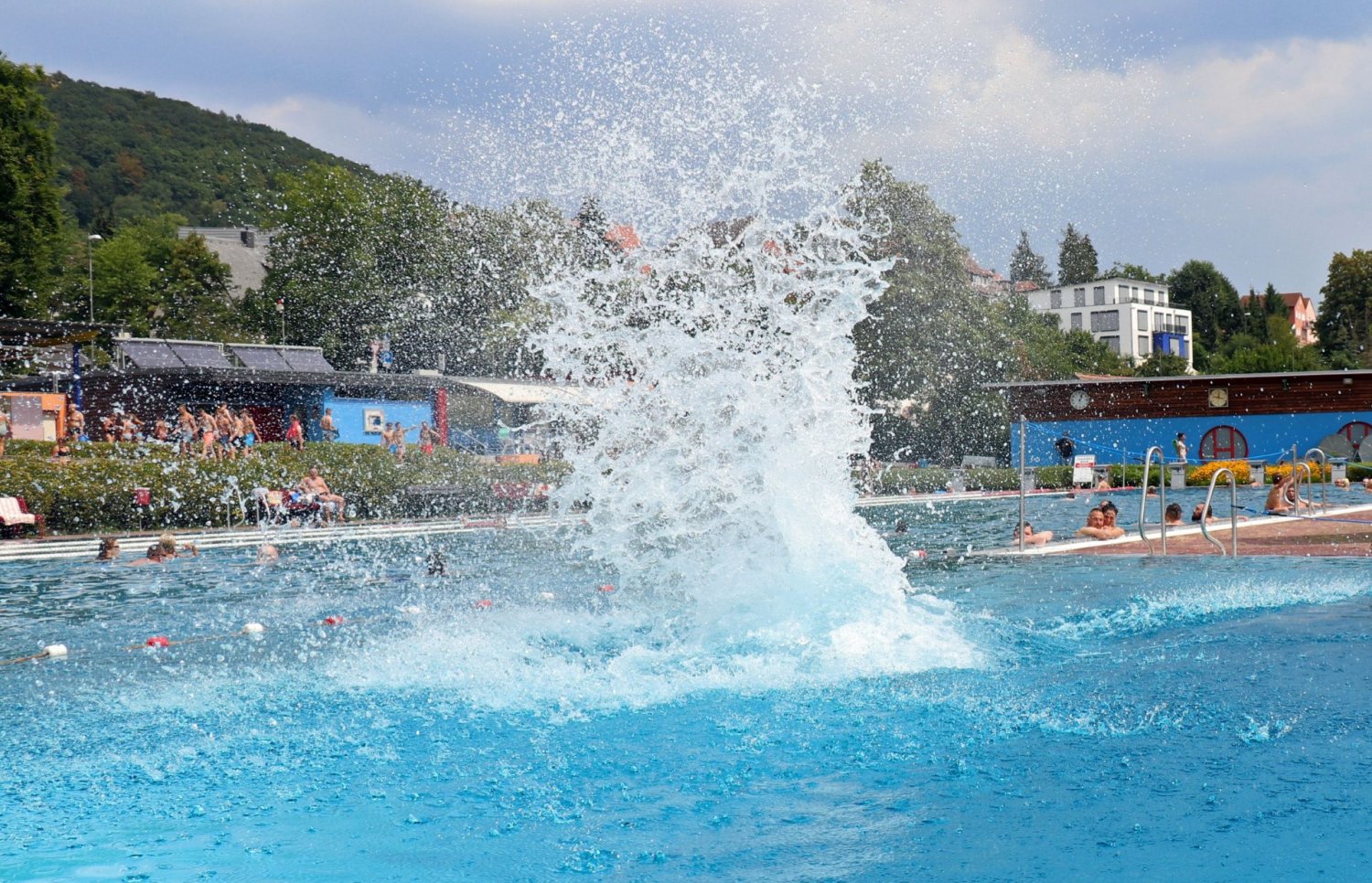 Erster „Paketsprung-Wettbewerb“ im Gelnhäuser Freibad