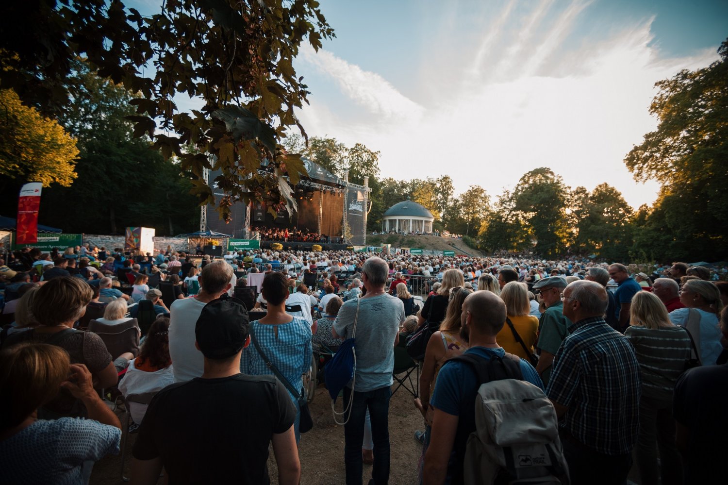 Neuer Ort, bewährtes Konzept: Das traditionelle Open-Air-Konzert Hanauer Sommernacht zieht vom Kurpark Wilhelmsbad auf die Mainwiesen unterhalb von Schloss Philippsruhe.