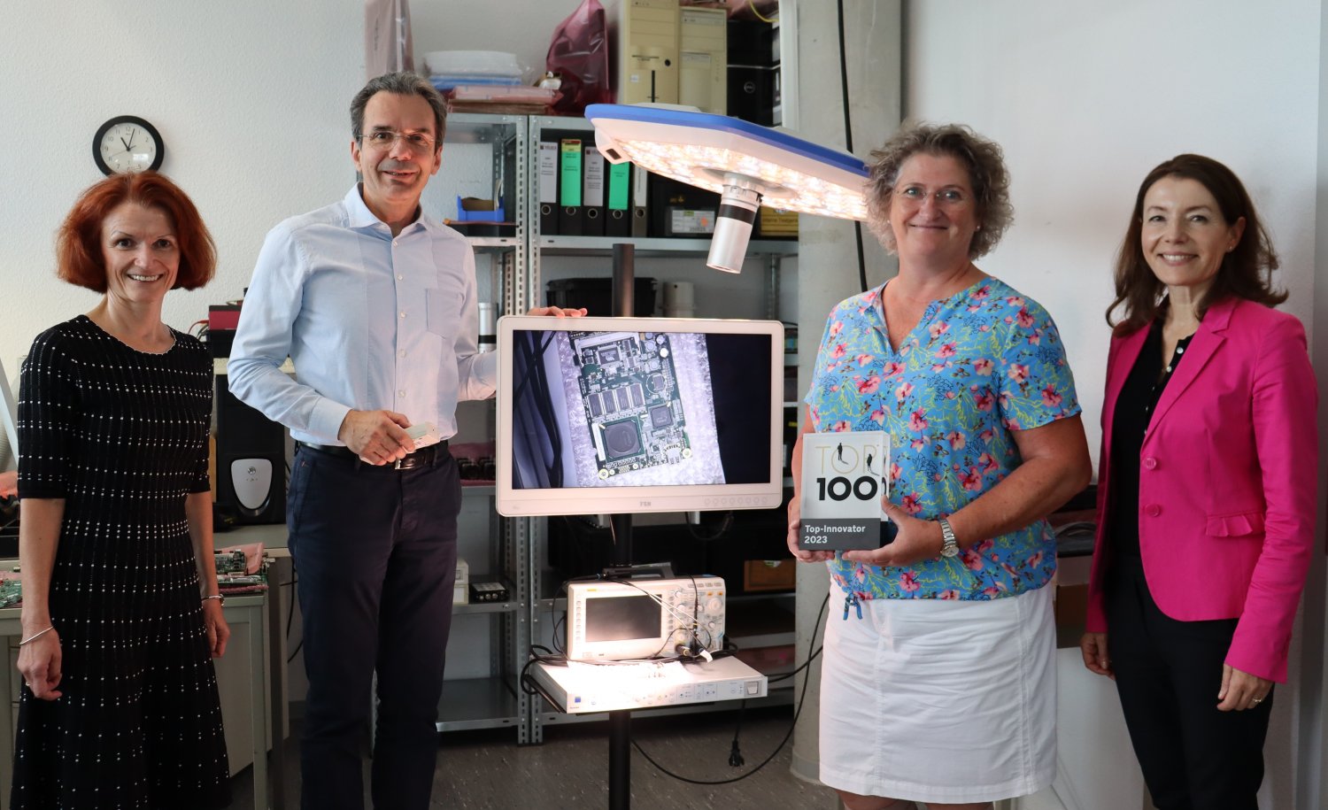 Bei einem Unternehmsbesuch gratulierten Bürgermeisterin Monika Böttcher (rechts) und Wirtschaftsförderin Anke Prätzas persönlich zur Preisverleihung und ließen sich von Thomas Völker die hochmoderne Kameratechnik vorstellen.