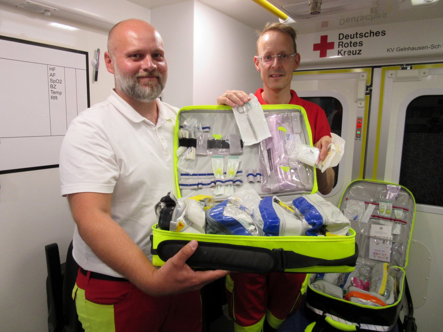 Notfallsanitäter Steffen Elsässer und Dr. Manuel Wilhelm, Leiter des Sachgebiets Rettungsdienst, Sanitäts- und Betreuungswesen, sind immer mit einem Geburtsset unterwegs.