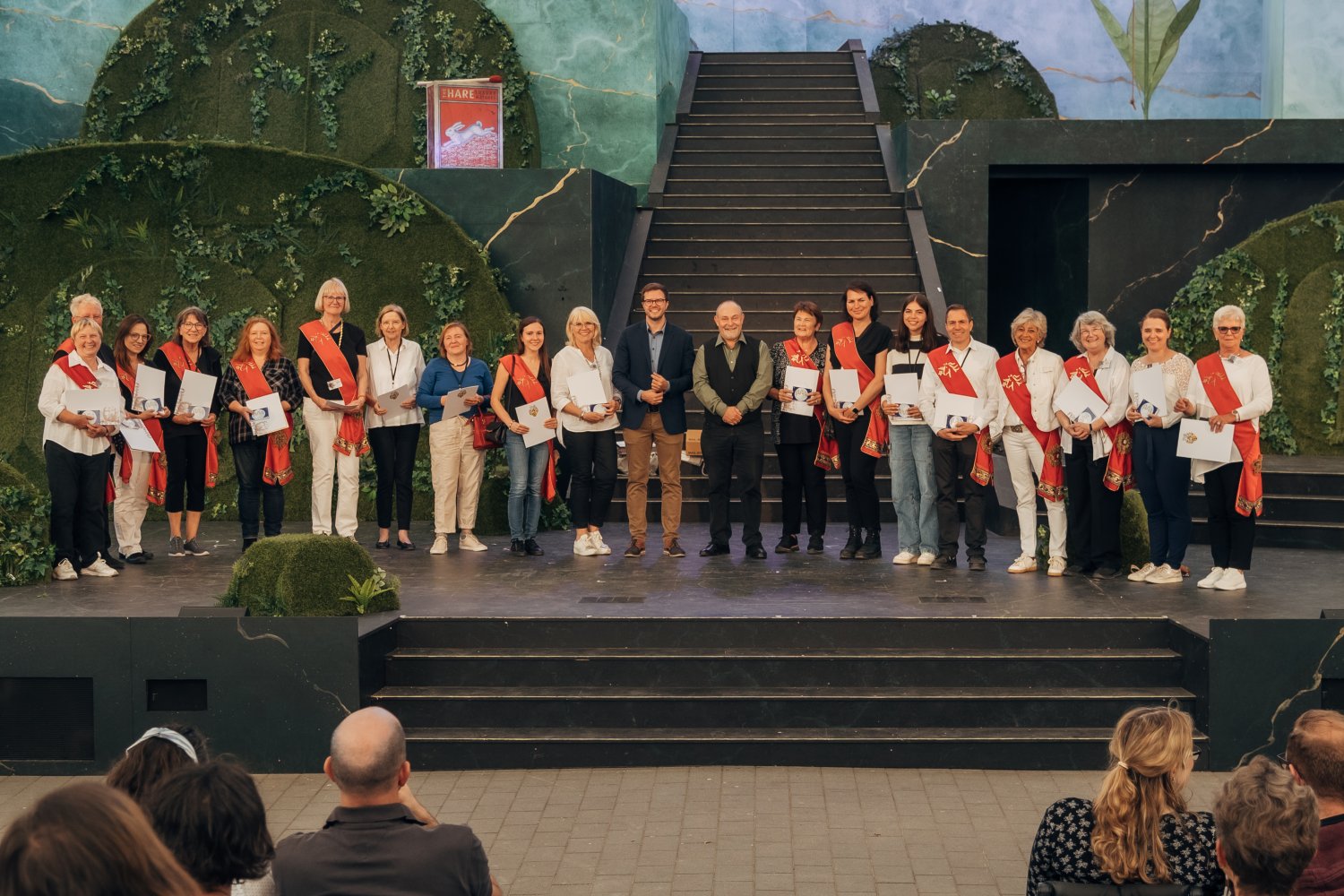 Bürgermeister Dr. Maximilian Bieri nutzte die Gelegenheit, um die ehrenamtlich arbeitenden märchenhaften Helferinnen und Helfer in Vertretung von Oberbürgermeister Claus Kaminsky mit der Bürgerplakette der Stadt Hanau auszuzeichnen.