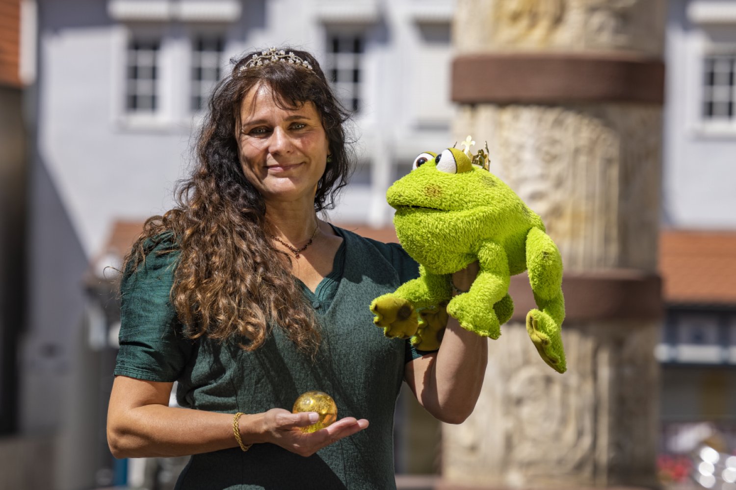 Zusammen mit dem Frosch führt die Gästeführerin und Märchenerzählerin Sylvia Monhoff-Keweloh durch die Grimm-Stadt.
