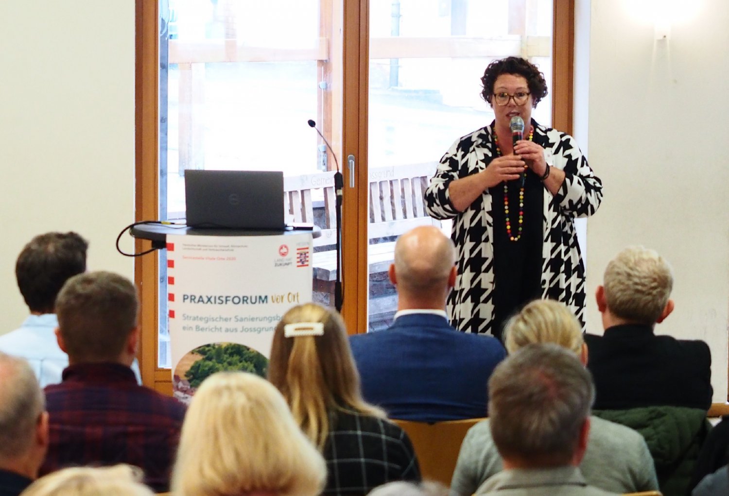 Anlässlich der Veranstaltung „Praxisforum vor Ort: Strategischer Sanierungsbereich – ein Bericht aus Jossgrund“ sprach Erste Kreisbeigeordnete Susanne Simmler allen Beteiligten ihren Dank für die Aufwertung und Belebung des Ortskerns aus.