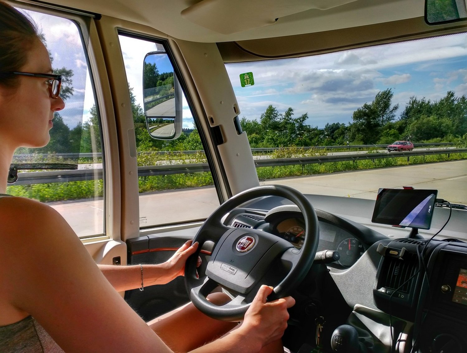 Die Mehrheit setzt bei der Fahrt in den Urlaub auf das eigene Auto. Nicht selten werden dabei mehrere Hundert Kilometer zurückgelegt.