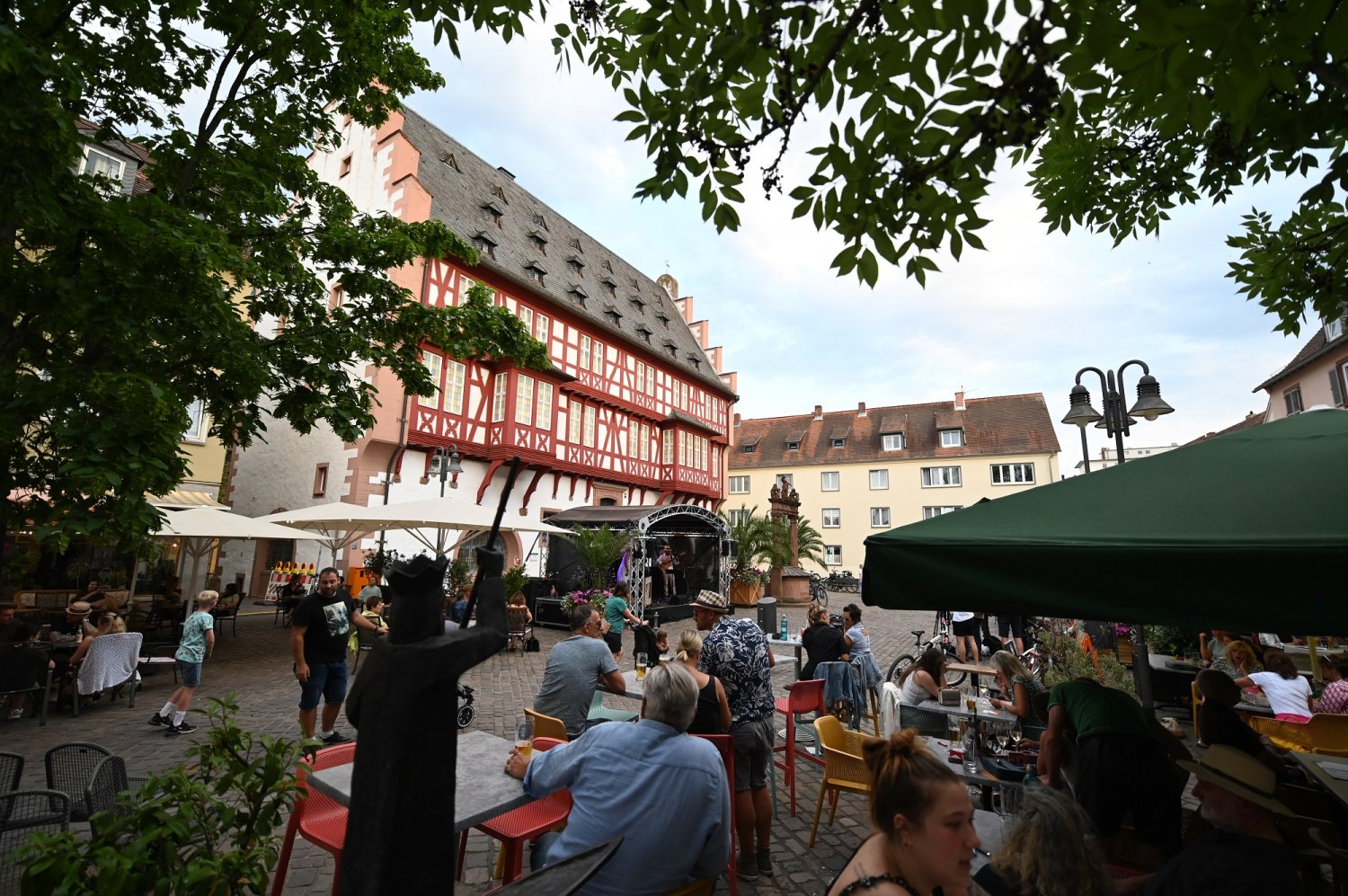 Einstieg ins Wochenende: Donnerstags spielen Bands auf dem Altstädter Markt bei der Reihe Abendgold; der Eintritt ist frei.