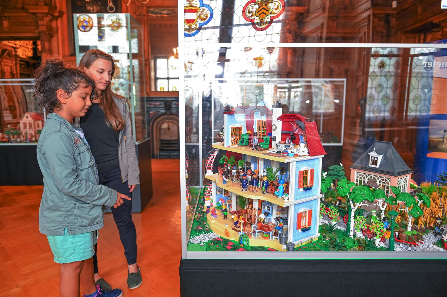 Die achtjährige Leana aus Gerolzhofen in Unterfranken ist die 20.000ste Besucherin der Hanauer Playmobil-Familienausstellung zum Thema 175 Jahre Paulskirche.