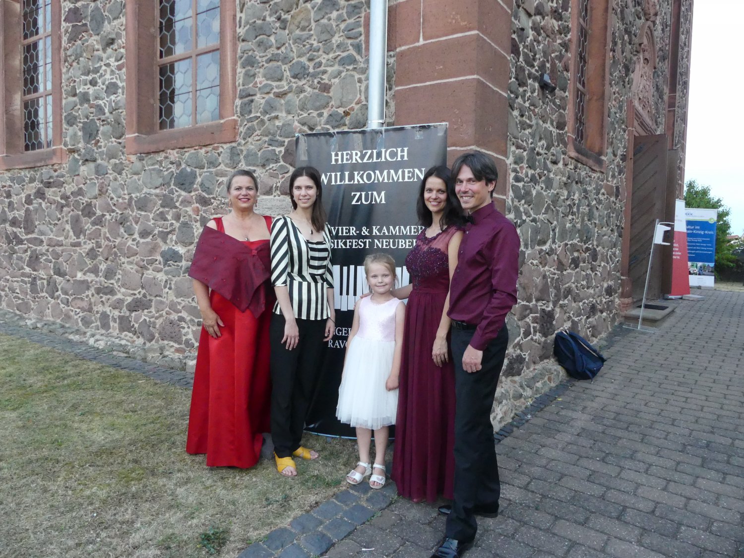 V.l.n.r.: Patricia Freres, Asia Safikhanova sowie Anastasia, Irina und Sergey Korolev. Die erst achtjährige Anastasia, Tochter von Irina und Sergey Korolev, hatte bei der umjubelten Zugabe einen eigenen kleinen Auftritt und begeisterte das Publikum.