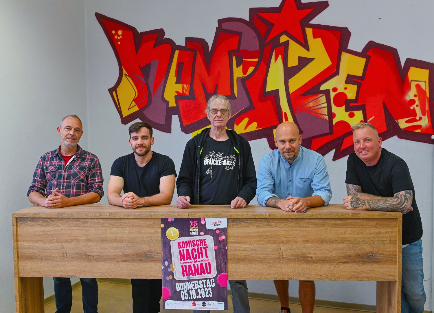 Eine Comedy-Show, bei der man in seinem Lieblingslokal sitzt und mehrere Künstlerinnen und Künstler nacheinander auftreten, ist das Konzept der komischen Nacht.