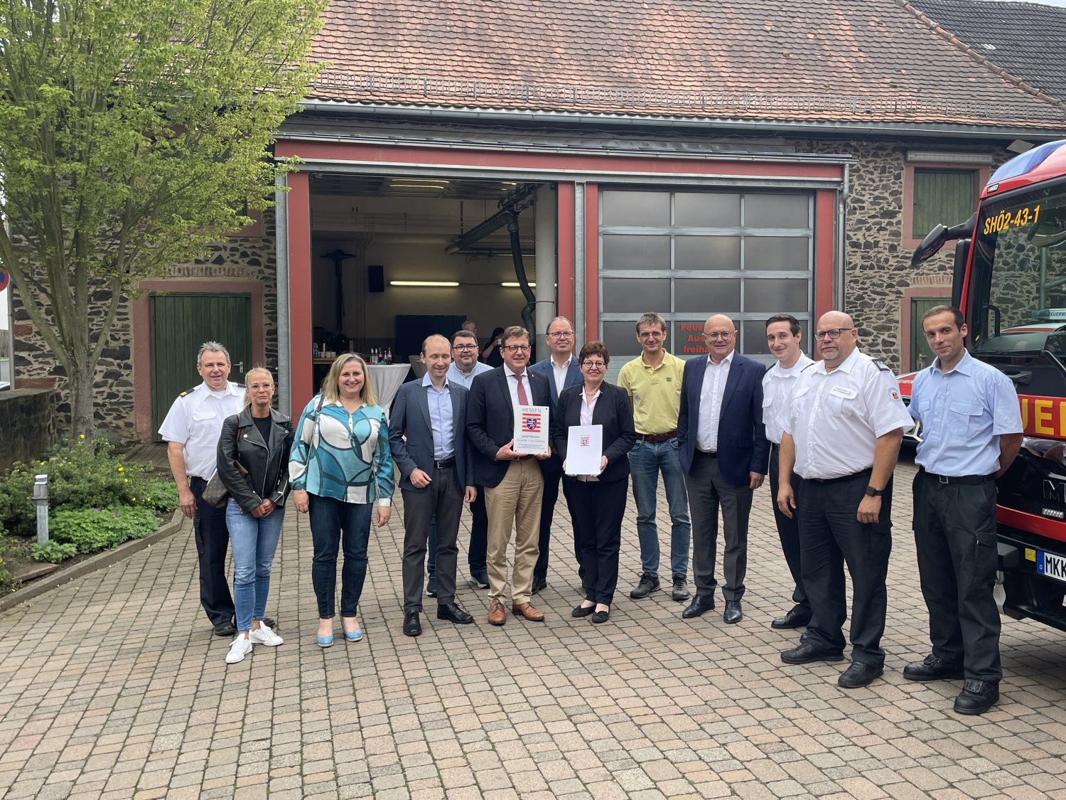 Kürzlich wurde der Förderbescheid des Landes Hessen für den Neubau des Feuerwehrhauses in Oberdorfelden übergeben.