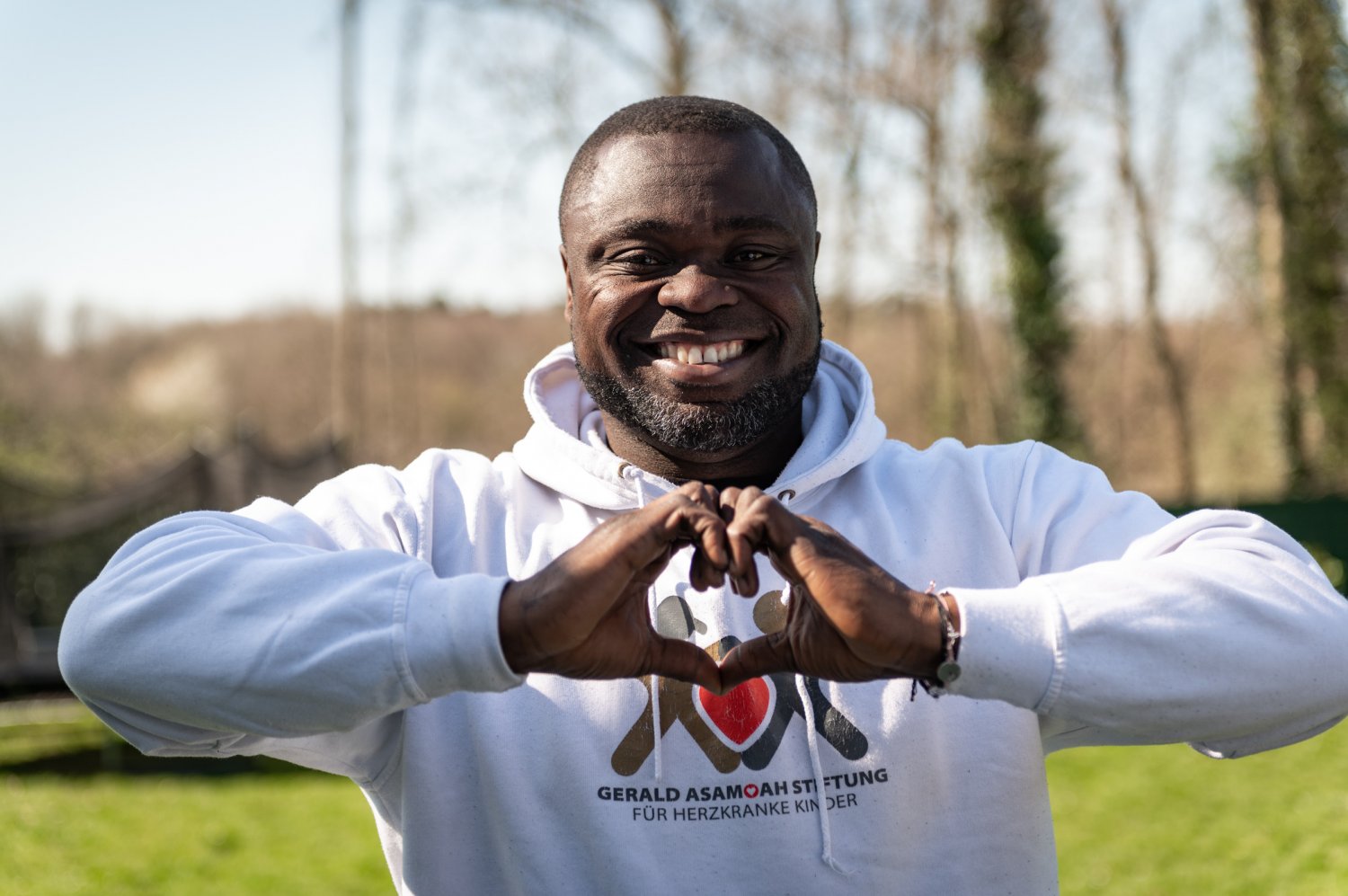 Gerald Asamoah wird für sein Engagement für herzkranke Kinder mit dem Deutschen Kinderzukunft-Preis ausgezeichnet.