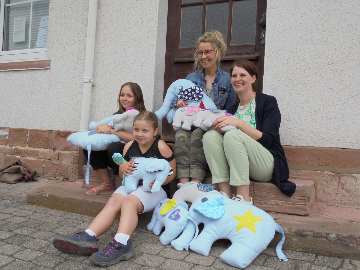 Die Bewohnerinnen aus dem Wohn- und Gesundheitszentrum Lebensbaum in Sinntal schenken Freude durch handgefertigte Stofftiere für Kinder. 