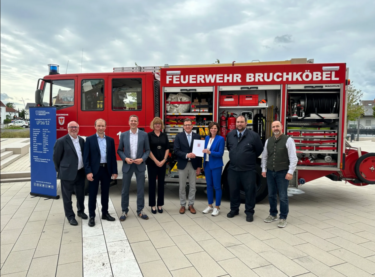 MdL Dr. Thomas Schäfer, MdL Max Schad, MdL Christoph Degen, stellv. Stadtverordnetenvorsteherin Katja Lauterbach, Staatssekretär Stefan Sauer, Bürgermeisterin Sylvia Braun, Wehrführer Nino Balzer und Erster Stadtrat Oliver Blum bei der Übergabe.