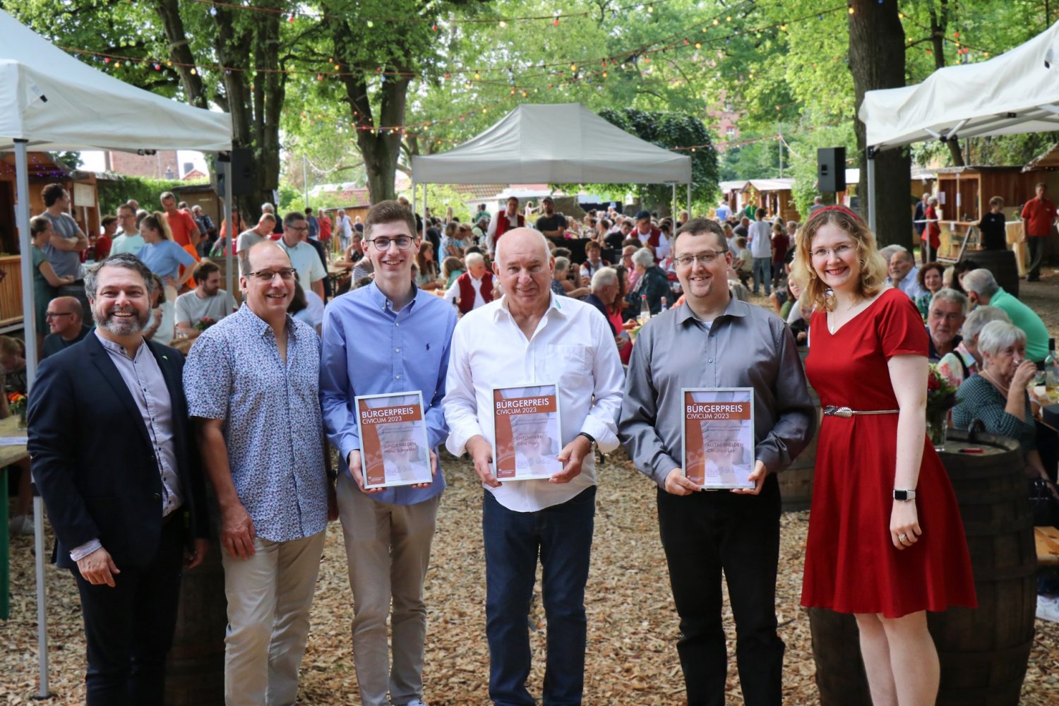 Der Bürgerpreis Civicum wurde während des Altstadtweinfestes im Stadtgarten verliehen. Unser Bild zeigt (von links) Bürgermeister Daniel Chr. Glöckner, Klaus Brune, Henri Niklas Schneider, Gerd Huck, Christian Lay und Victoria Schmidt.
