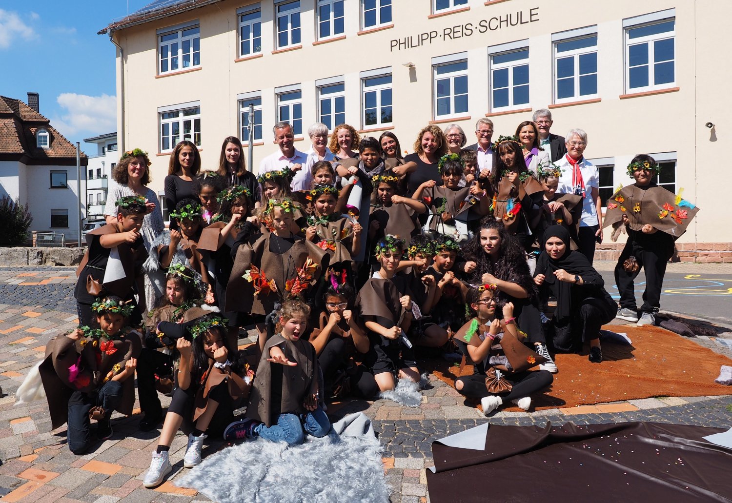 Kreisbeigeordneter Winfried Ottmann (Dritter von rechts, hintere Reihe) besuchte das Sprachförderprojekt „Deutschsommer“ in der Philipp-Reis-Schule in Gelnhausen.