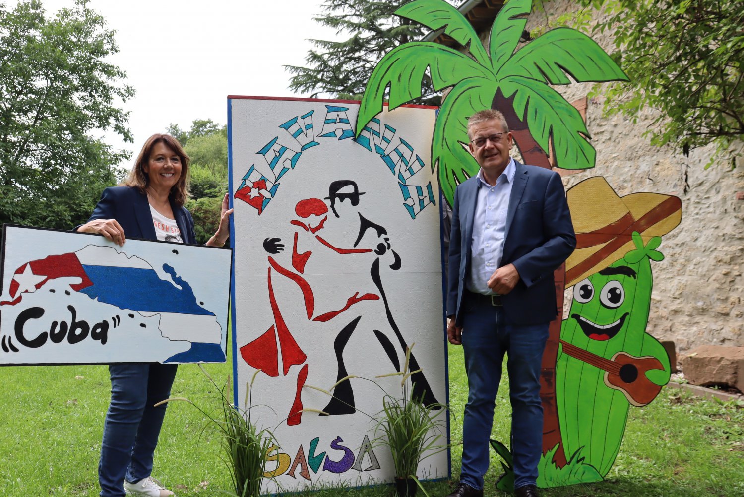 Erste Stadträtin Birgit Behr schaut sich zusammen mit Bürgermeister Stefan Erb einen Teil der Kulissen an, die zur Kubanischen Nacht am 26. August im Garten der Wasserburg für das passende Ambiente sorgen sollen.