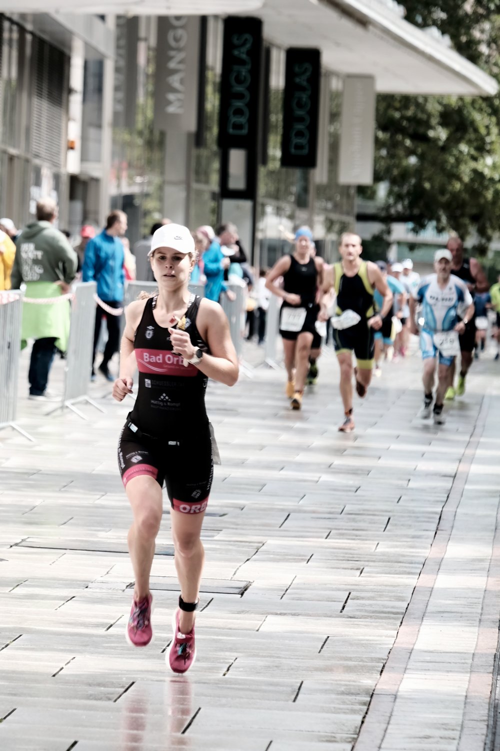 Verena Repp wurde Gesamt Zweite beim Frankfurt City Triathlon und gewann zudem ihre Altersklasse.