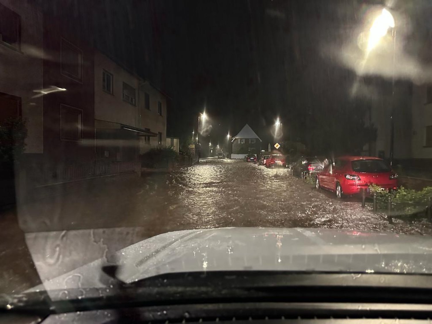 Durch die in kürzester Zeit angefallene immense Regenmenge wurden Straßen teilweise stark überflutet und Gebäude liefen voll Wasser, die Frankfurter Straße hatte sich für einige Zeit zu einem fließenden Gewässer entwickelt.