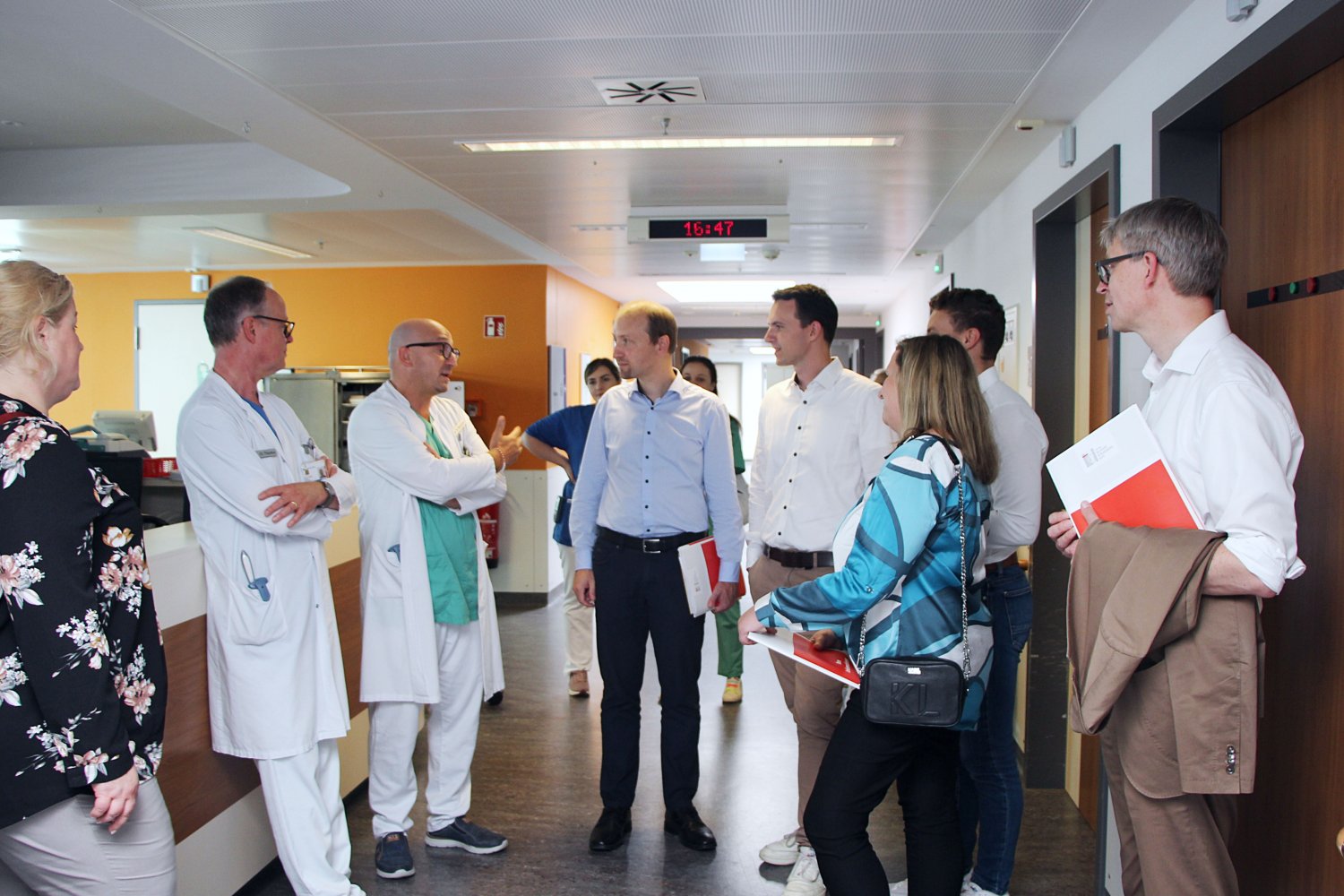 Der Leiter der Stroke Unit Dr. med. Mario Abruscato (dritter von links) informiert die Stadtverordneten und Max Schad MdL (vierter von links) über die Arbeit der Schlaganfall-Spezialstation.