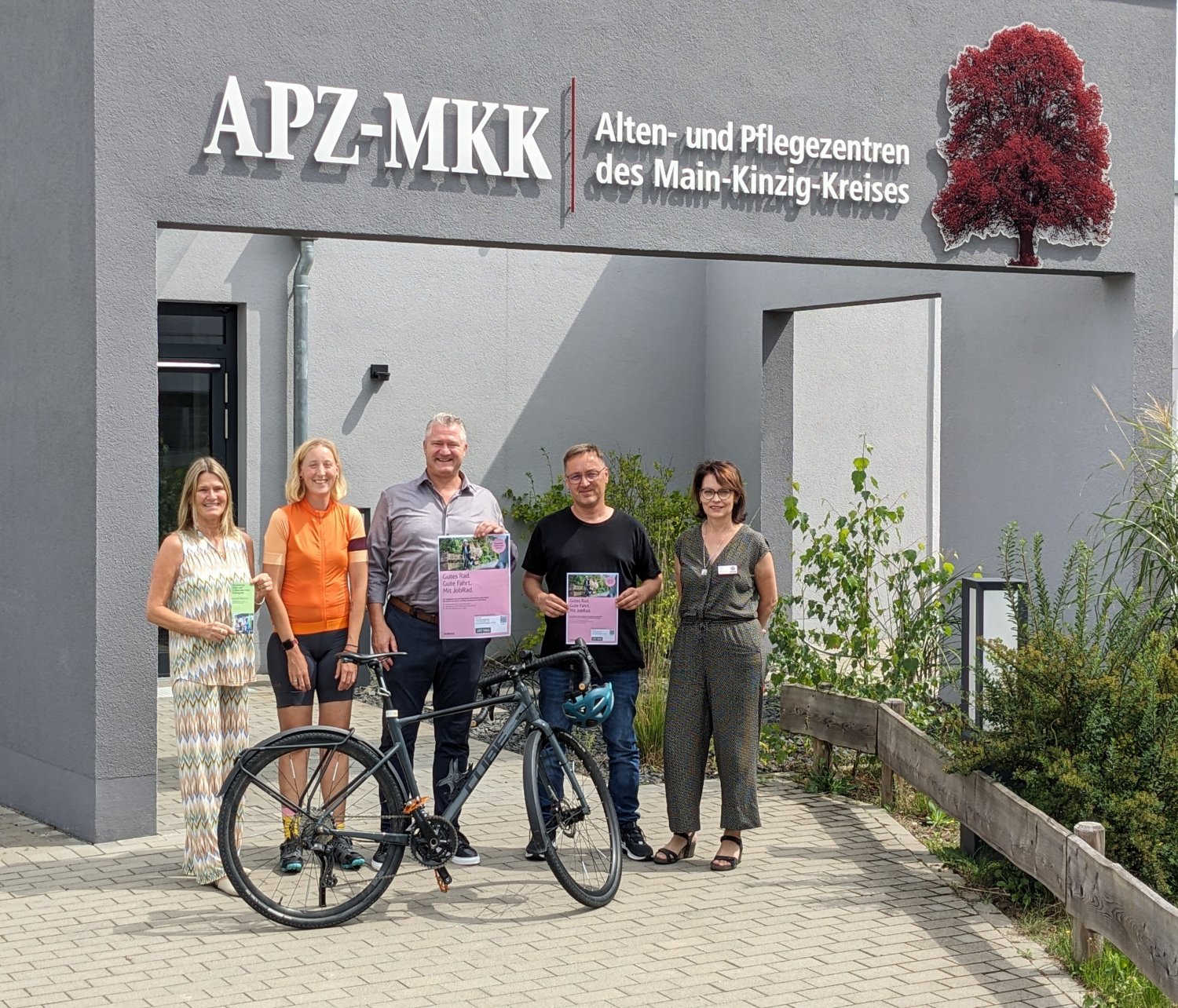 Gemeinsame Freude über das neue Angebot für die Mitarbeitenden (von links): Geschäftsbereichsleiterin Personal Monika Zimpel, Svenja Kaltschnee, Geschäftsführer Marco Maier, Betriebsratsvorsitzender Tobias Jäger und Uta Feick.