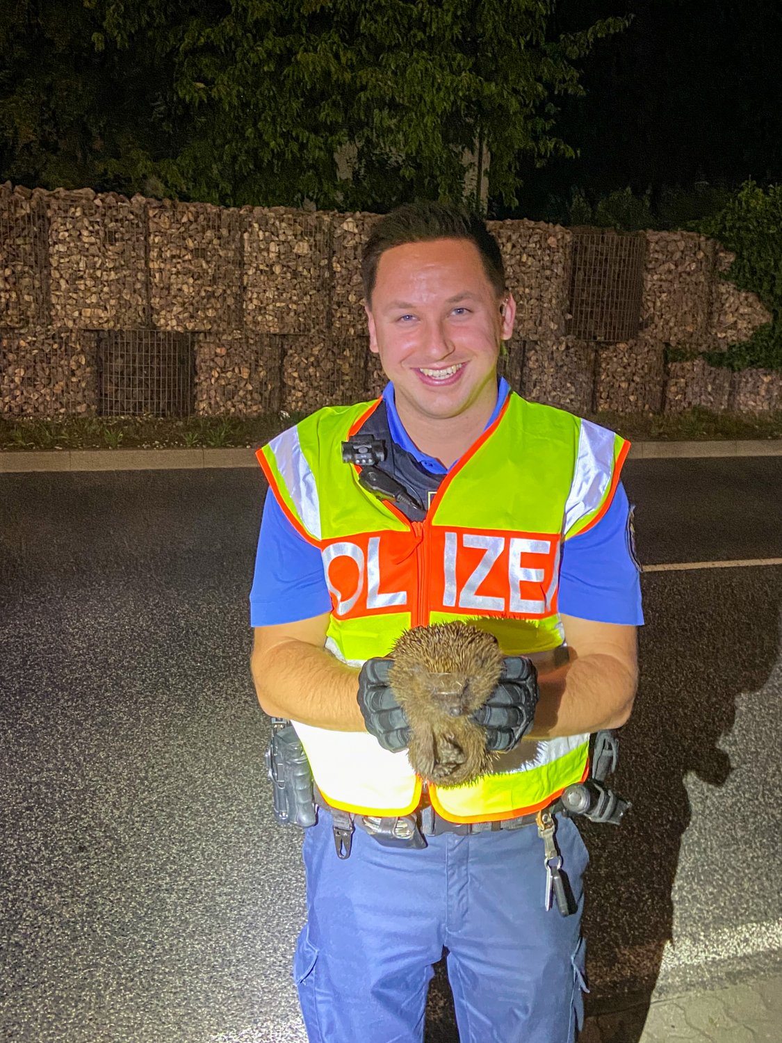 Polizist Dennis Ernst rettet den Igel