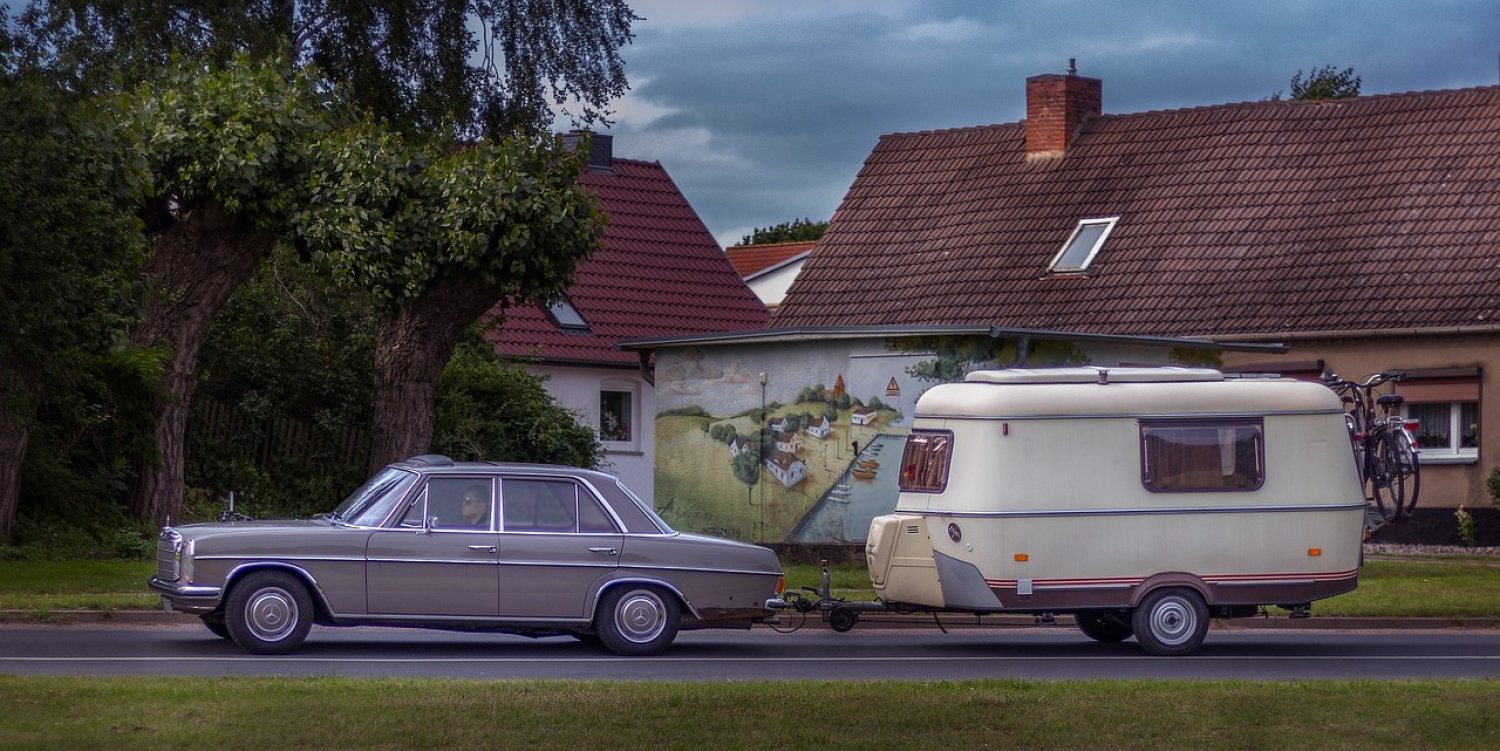 Der ADAC erklärt, was es beim Fahren mit Anhänger zu beachten gibt.