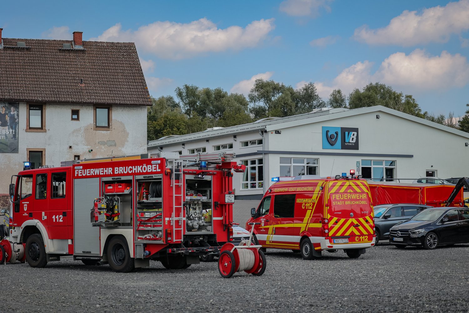 Ein Brandalarm um 12:30 Uhr löste am Dienstag, 22.08.2023, einen Einsatz der Feuerwehr Bruchköbel aus. Die Meldung führte die Einsatzkräfte zu einem Brand in einer elektrischen Hochvoltanlage.