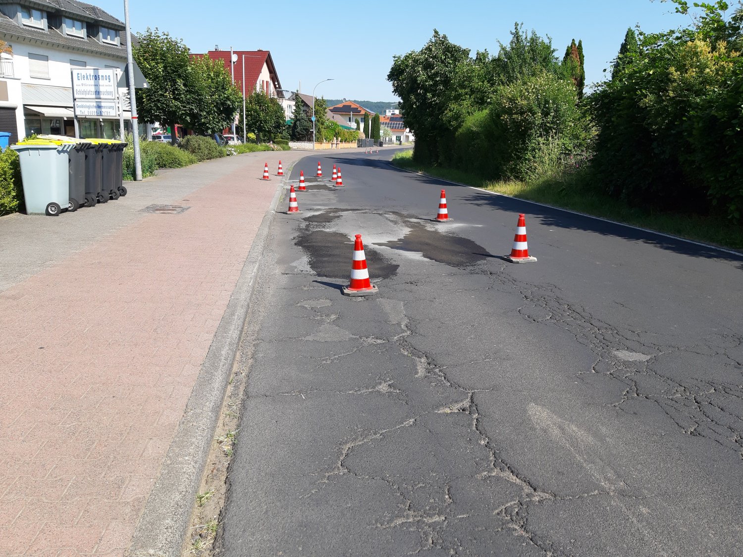Flickenteppich nach Arbeitseinsatz der Straßenmeisterei Wächtersbach.