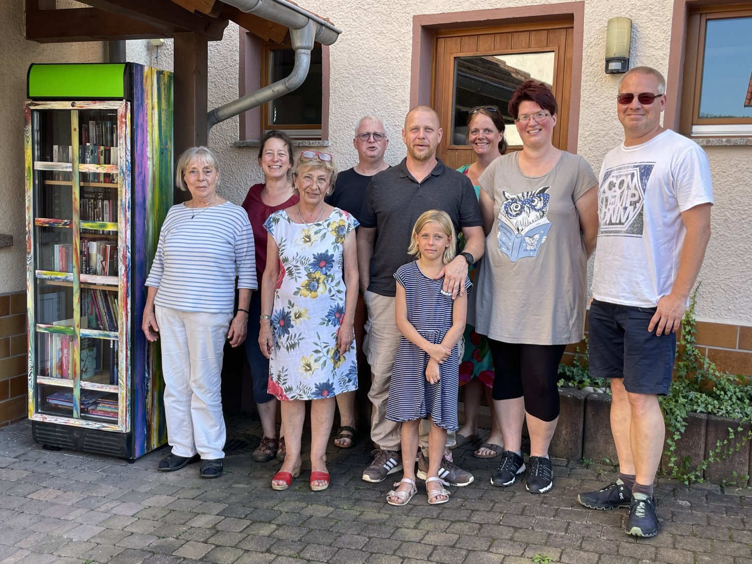 Vertreter der Bürgerliste / FWG Linsengericht mit dem Eidengesäßer Bücherei-Team und Pfarrerin Manuela vom Brocke am neuen Bücherschrank vor der Weißen Taube.
