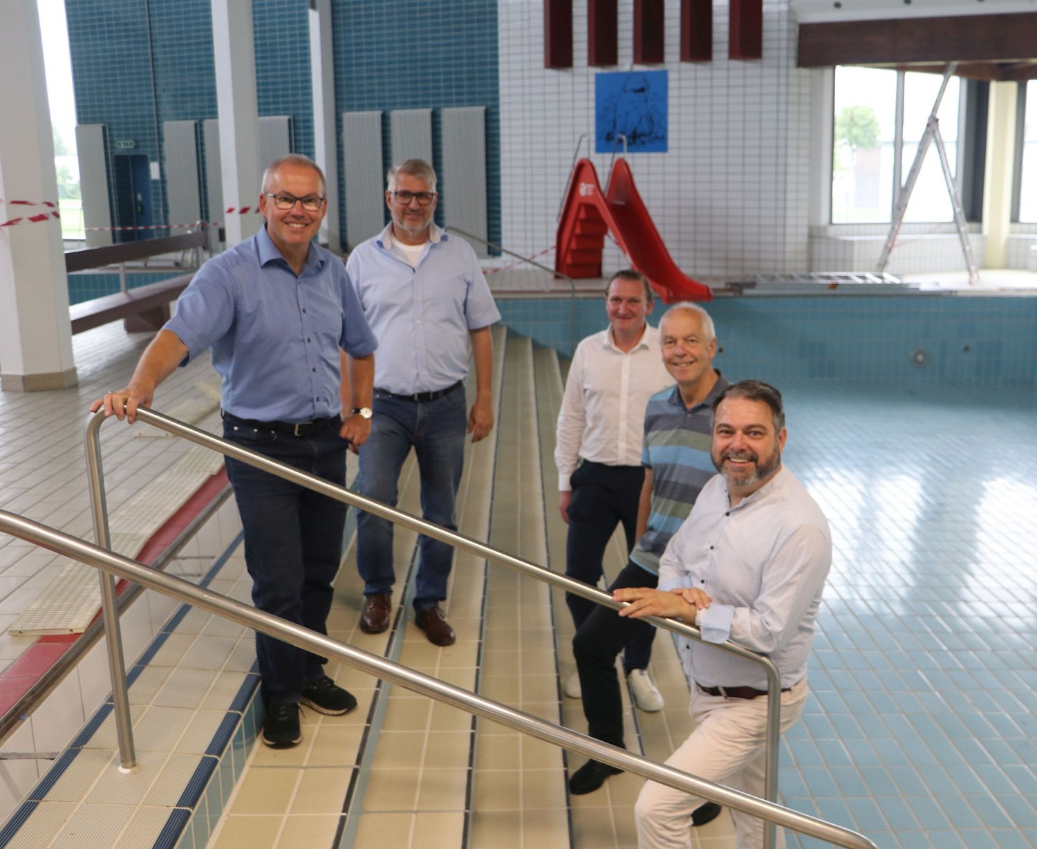 Haben weitere Sanierungs- und Modernisierungsmaßnahmen im Hallenbad Gelnhausen angeschoben (von links): Gerald Helfrich, Peter Hartmannsberger, Tobias Klein, Albert Ungermann und Daniel Chr. Glöckner.