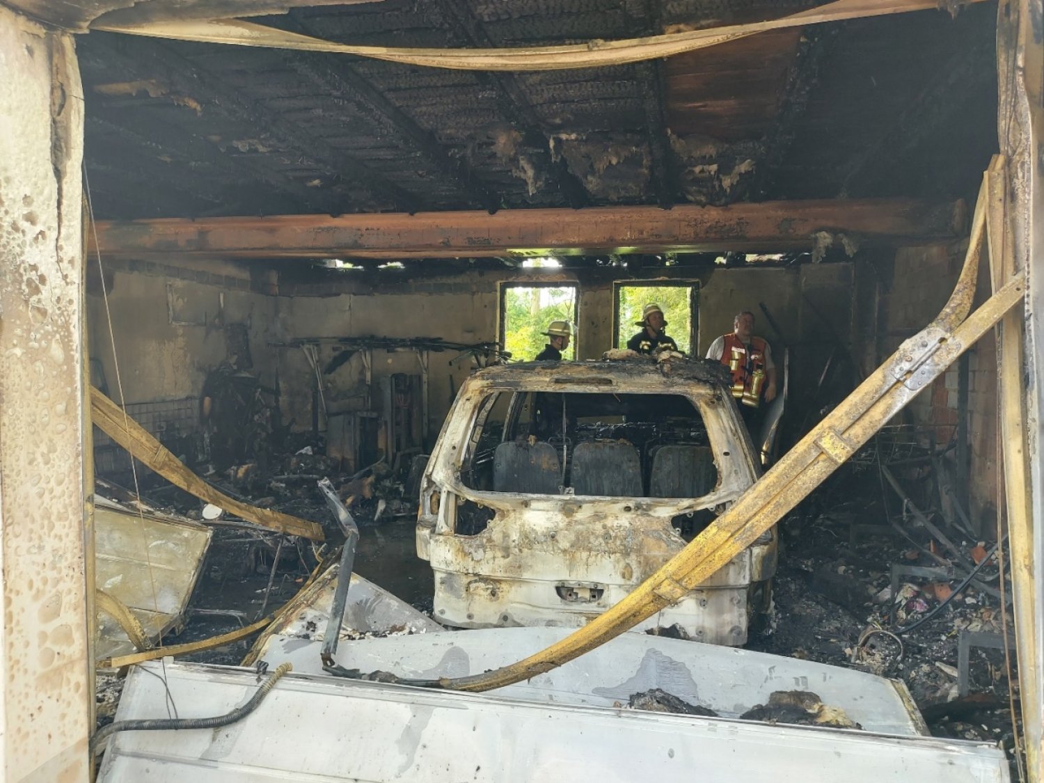 Garage mit Pkw in Romsthal in Vollbrand.