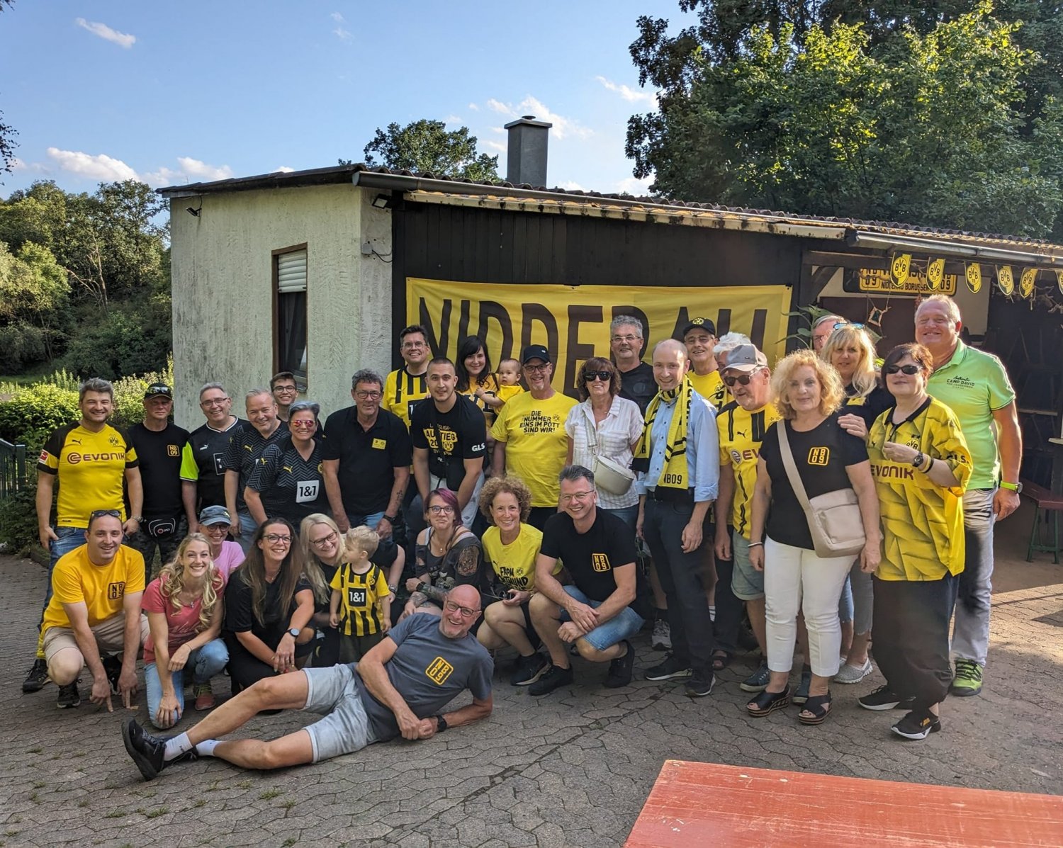Feiernde Nidderau-Borussen mit dem Landtagsabgeordneten Max Schad vor dem Vereinsheim in Nidderau-Heldenbergen.