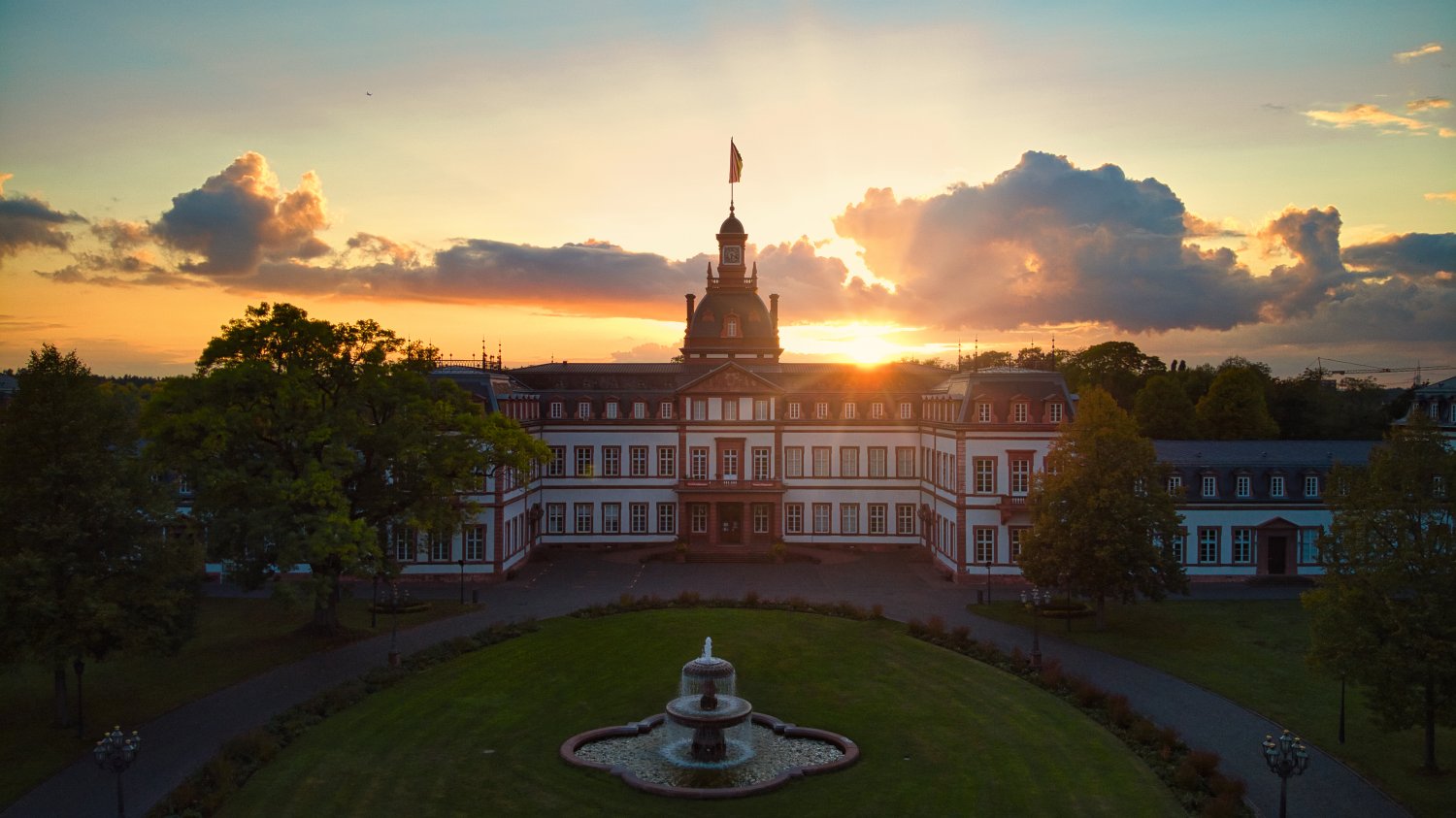 Hessen fördert Klimaanpassungsmaßnahmen wie Dach- und Fassadenbegrünung sowie die Entsiegelung und Begrünung von Höfen. Klimaschutzministerin Priska Hinz hat hierfür heute einen Bescheid über 520.000 Euro an die Stadt Hanau übergeben.
