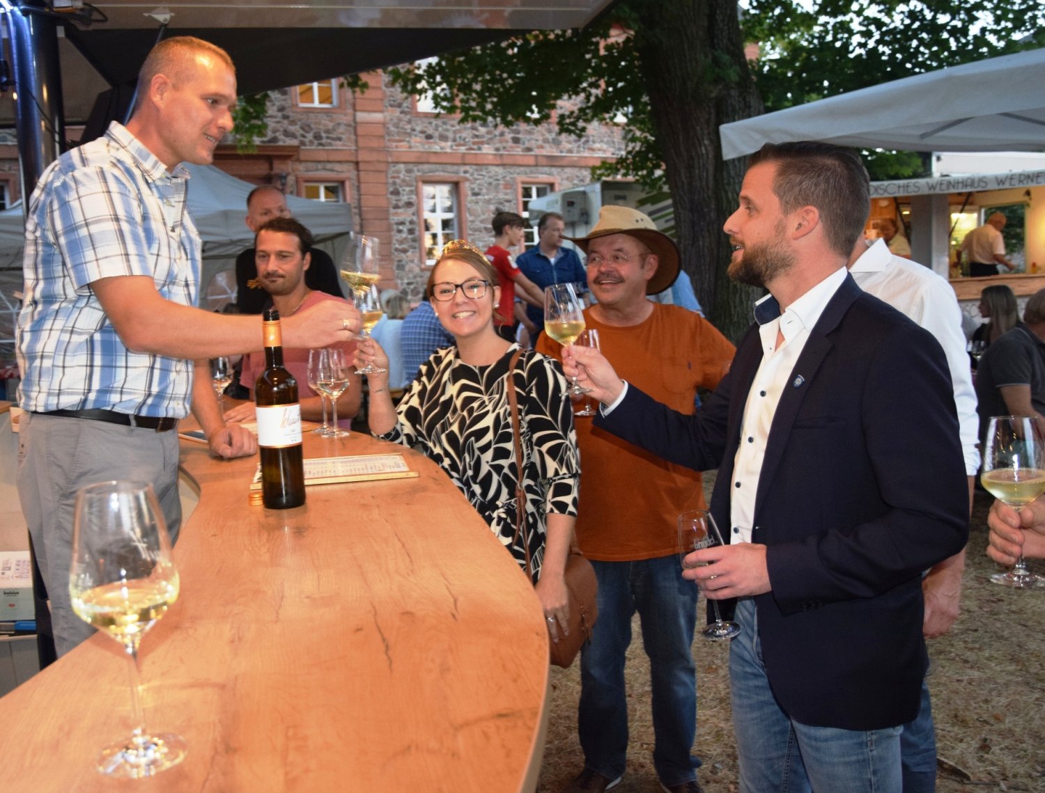 Die seinerzeit amtierende Deutsche Weinprinzessin Linda Trarbach eröffnete im vergangenen Jahr gemeinsam mit Bürgermeister Timo Greuel (rechts) und Veranstalter Uwe Reichert (mit Hut) die Langenselbolder Weintage.