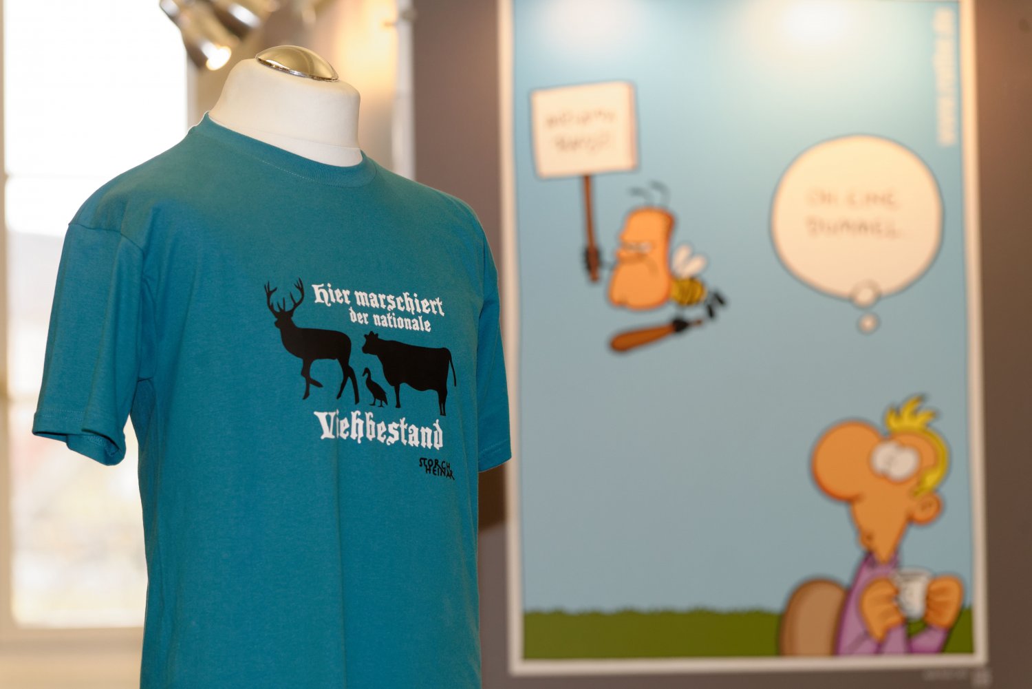 Die Fachstelle für Demokratieförderung und phänomenübergreifende Extremismusprävention (DEXT) sowie die Ehrenamtsagentur des Main-Kinzig-Kreises um Leiterin Isabella Gürtler laden ein zur Besichtigung der Ausstellung „Oh, eine Dummel!“.