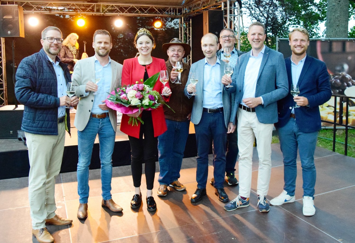 Thorsten Stolz, Timo Greuel, Uwe Reichert, Max Schad, Bernd Kaltschnee, MdL Christoph Degen und Lennard Oehl (v.l.) freuten sich mit der Deutschen Weinprinzessin Juliane Schäfer bei der Eröffnung der Weintage vor dem Schloss Langenselbold.