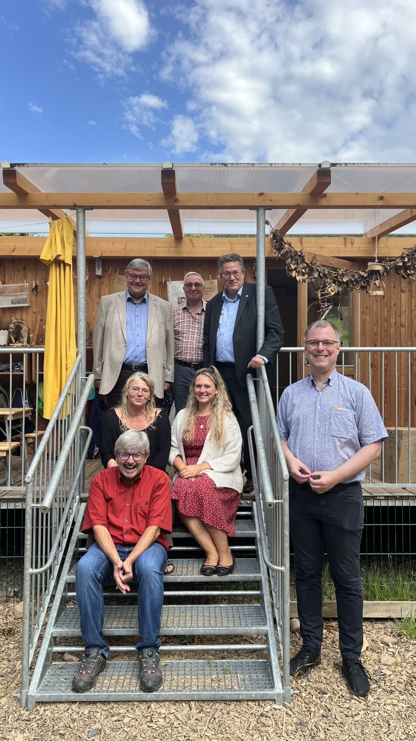 Michael Reul im Waldkindergarten in Bad Orb zu Besuch.