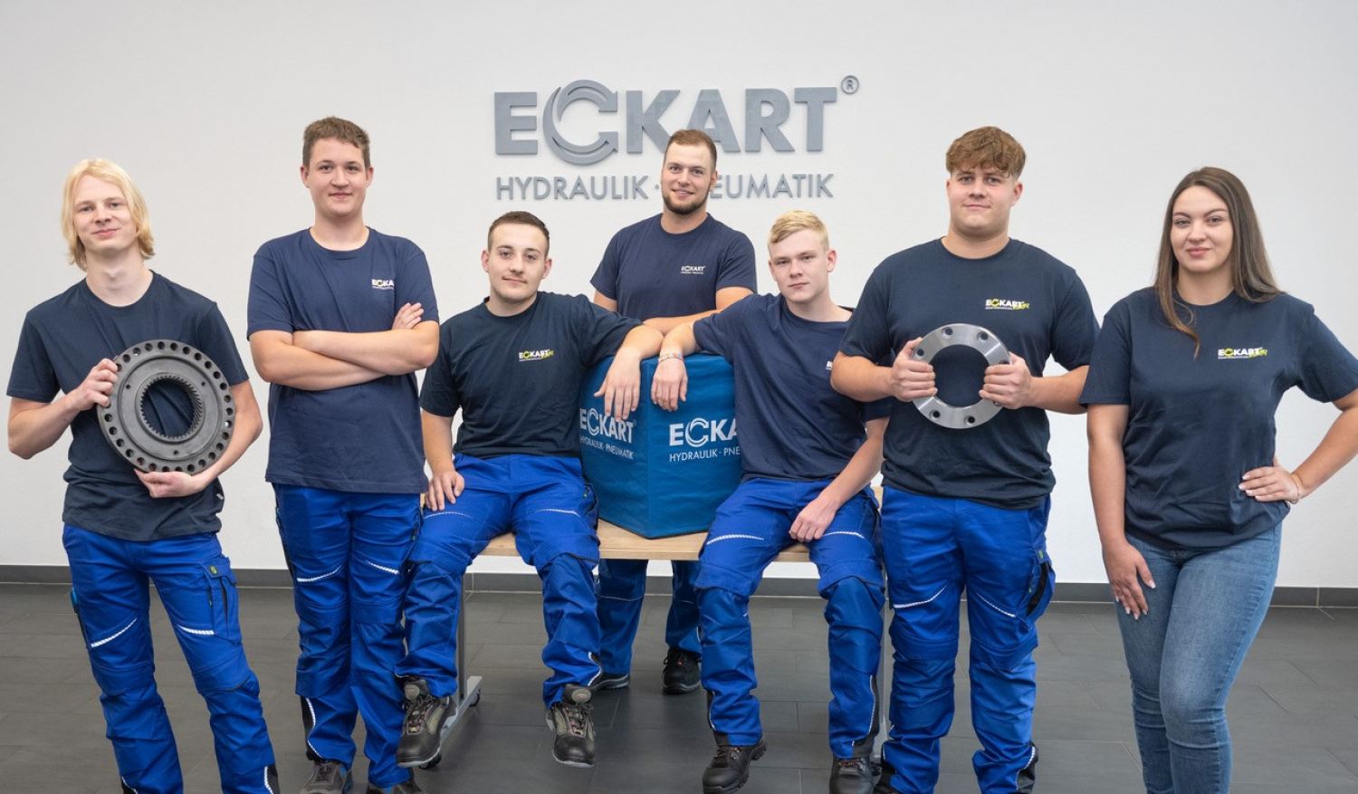 Ausbildungsleiter Patrick Hofacker (Mitte) mit den neuen Eckart-Auszubildenden (von links): Oliver Helm, Lars Stork, Torben Hahn, Nico Müller, Karl Romeike und Aiste Bagdonaite.